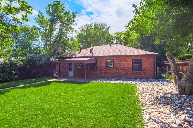 Building Photo - 1254 Dahlia St