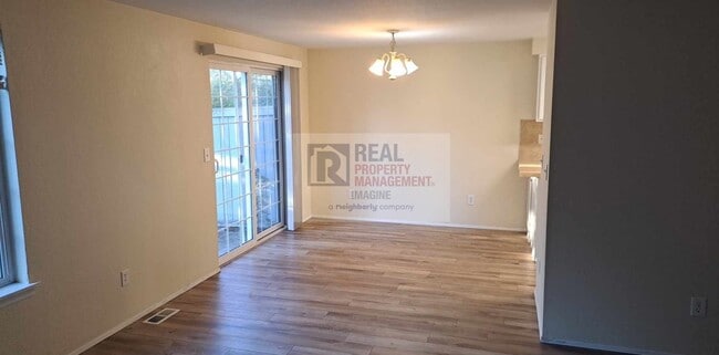 Building Photo - Check Out This Adorable 3 Bedroom, 2.5 Bath TownHome!