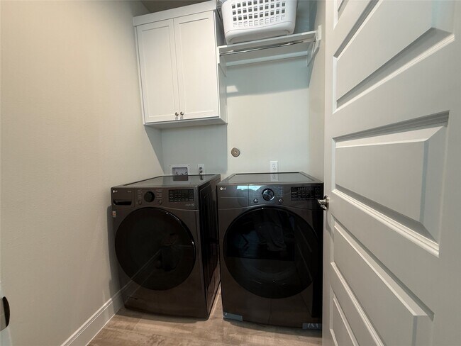 Building Photo - 2718 Grand Fountains Dr