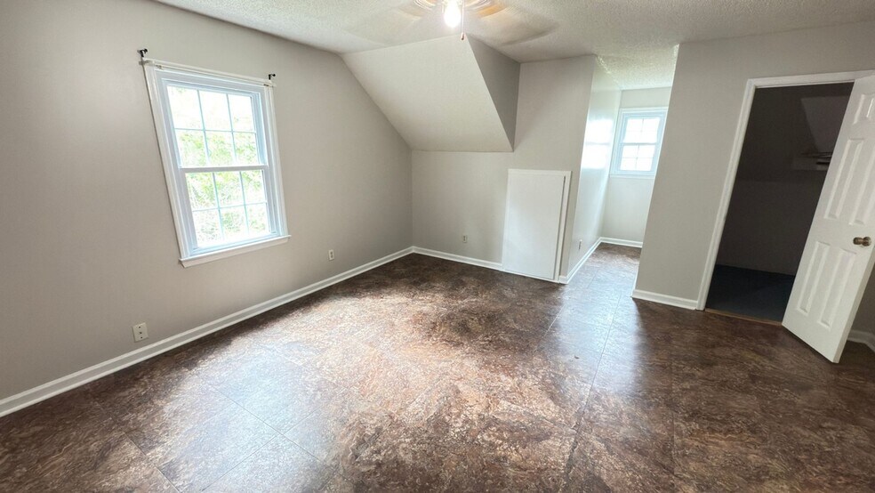 Building Photo - 210 Cuddles Ct