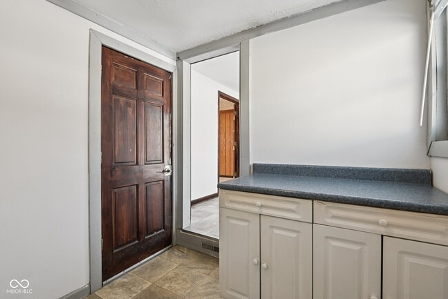 Building Photo - 218 W Main St