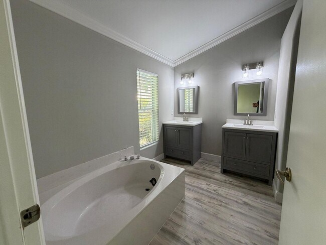 Building Photo - 7657 Sanctuary Dr