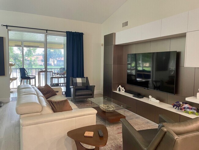 Building Photo - 9709 Shadybrook Dr