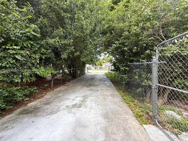 Building Photo - 11305 NE 13th Ave