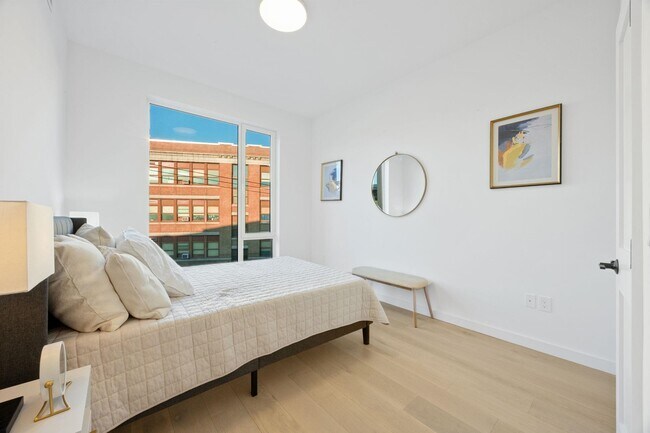 Building Photo - 425 3rd St