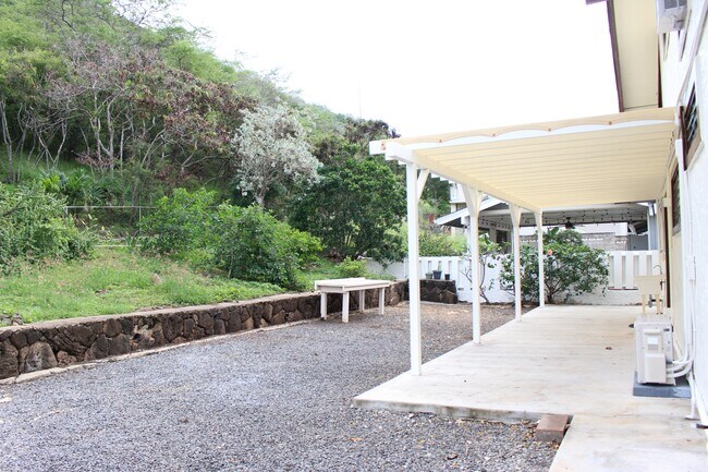 Building Photo - 1279 Kaeleku St