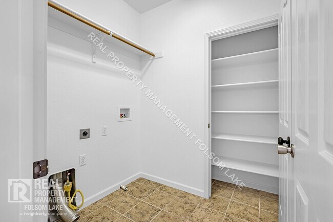Building Photo - Spacious 4 bedroom 3 bath home in Anatolia
