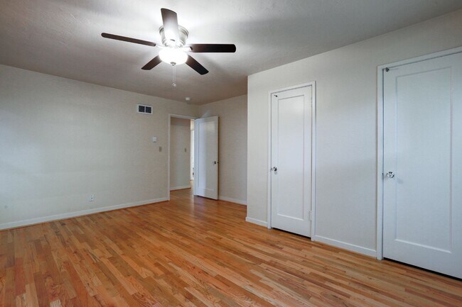 Building Photo - Chic Updated Mid-Century Townhouse in Cedar Hills!