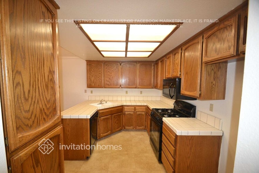 Building Photo - 9417 Soaring Oaks Dr