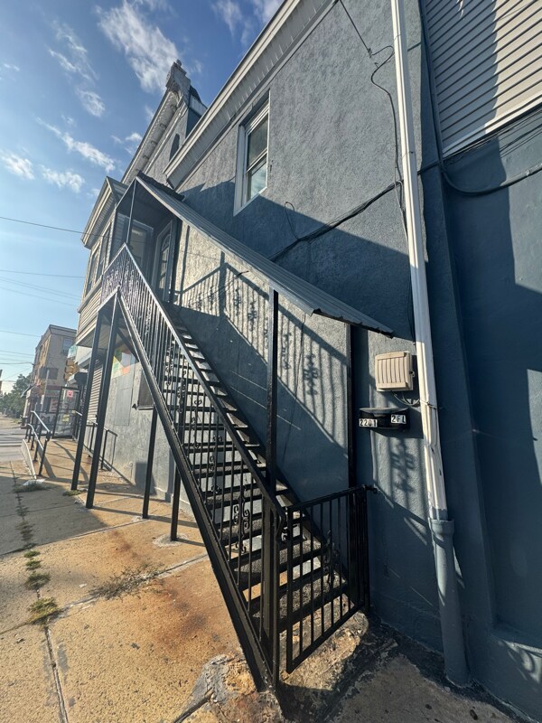 Building Photo - 2201 N 5th St