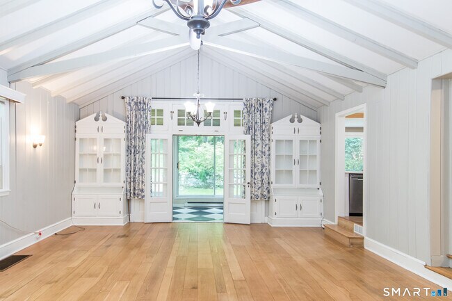 Building Photo - 211 New Canaan Rd