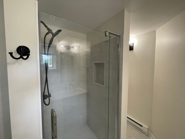 Building Photo - Newly Renovated Split Level Home