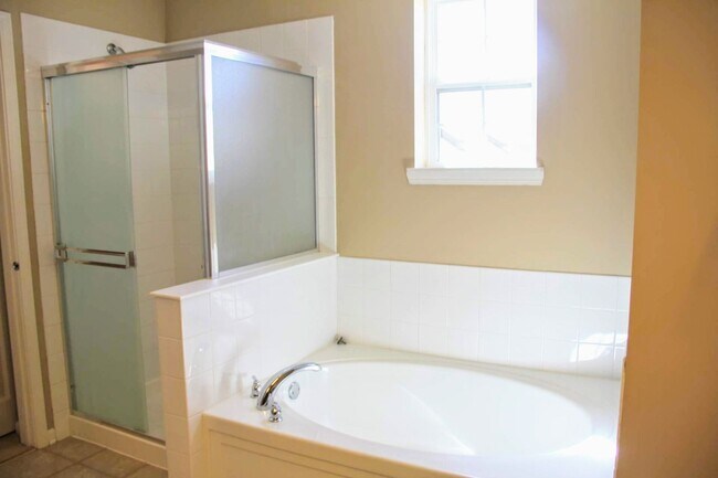 Building Photo - Beautiful Townhome for rent in Lakemoor!