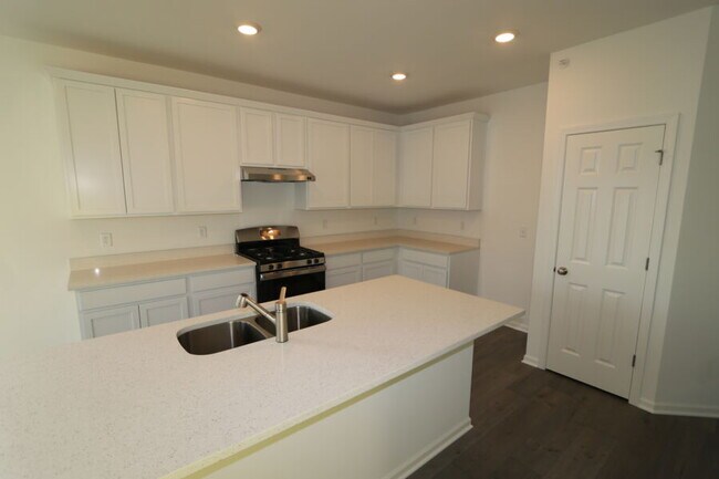 Building Photo - 466 Comstock Rd
