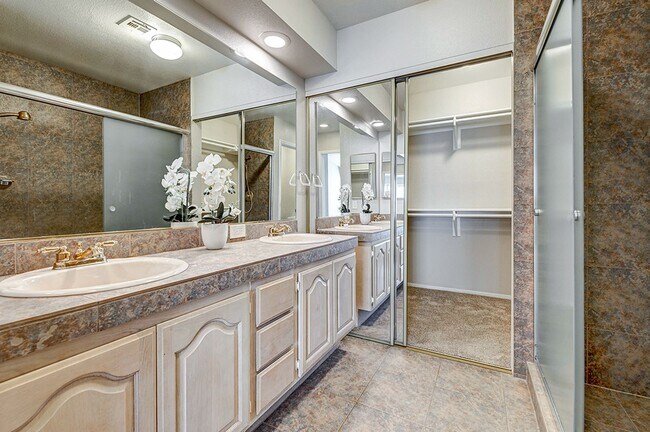 Building Photo - Gorgeous 2 Bedroom home in Desert Shores Racquet Club!