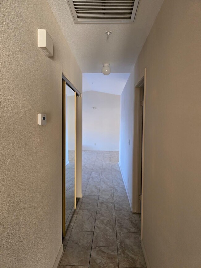 Building Photo - 9673 Vista Del Valle