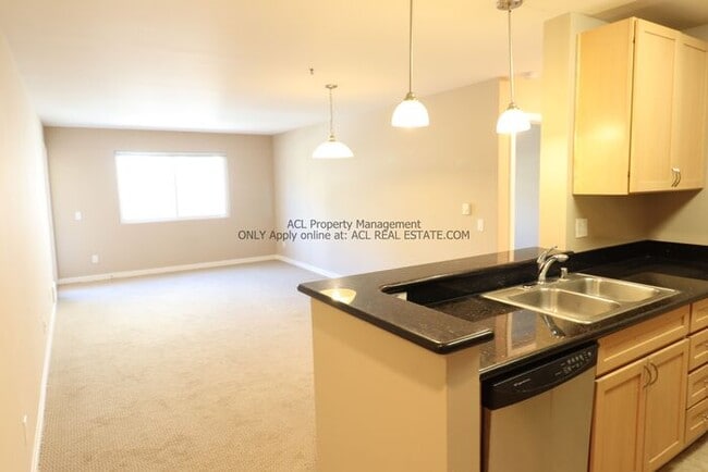 Building Photo - Perectly Located, **PET FRIENDLY** Spacious, 2bed/ 2bath, Emeryville Condo For Rent