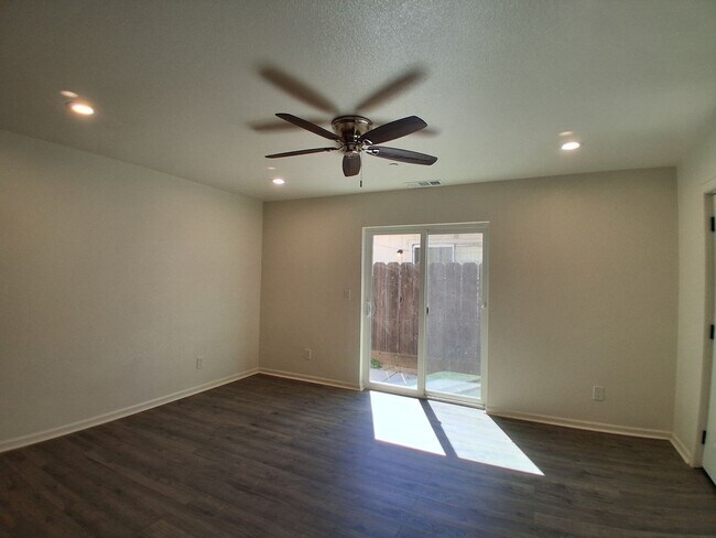 Building Photo - 3016 Lake Park Ct