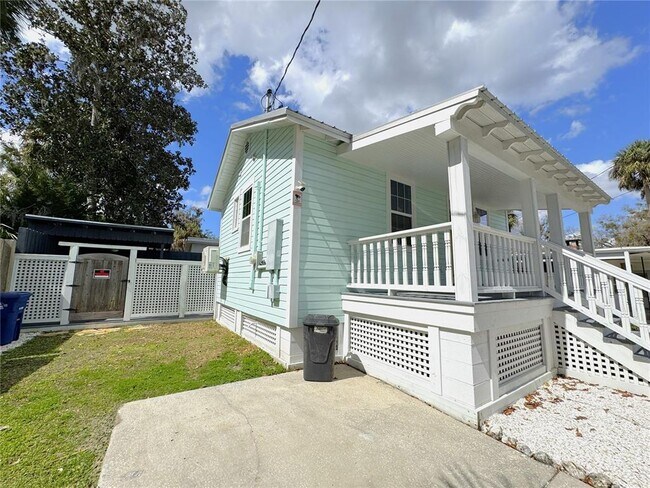 Building Photo - 222 NE 1st Ave