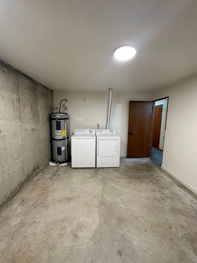 Building Photo - Large 4 Bed, 2 Bath House Available For Rent*