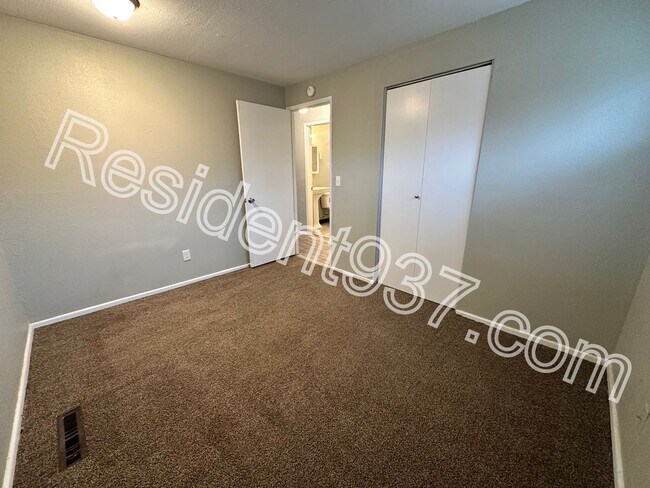 Building Photo - 4 Bed 2 Bath