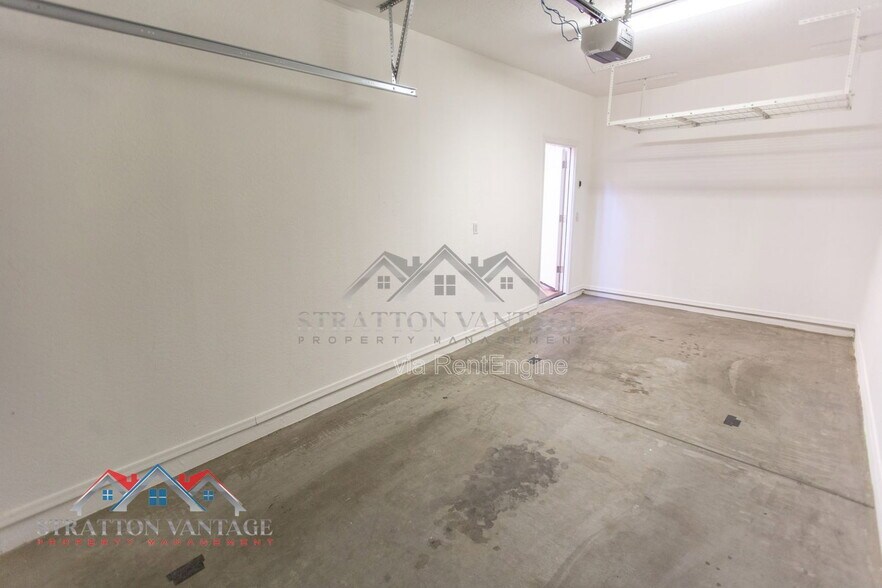 Building Photo - 16221 W Mercer Ln