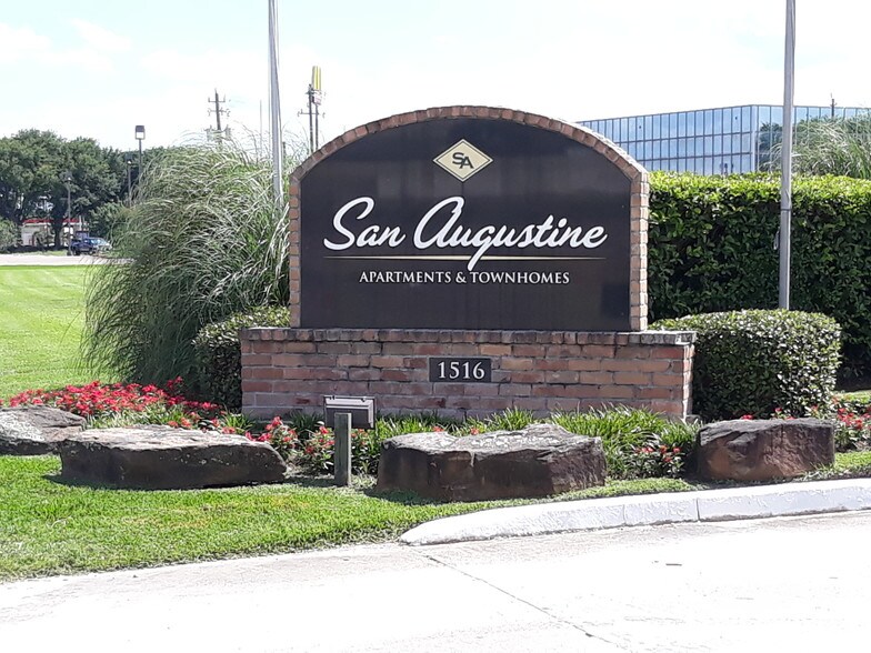 San Augustine Apartments & Townhomes 1516 E Sam Houston Pky S
