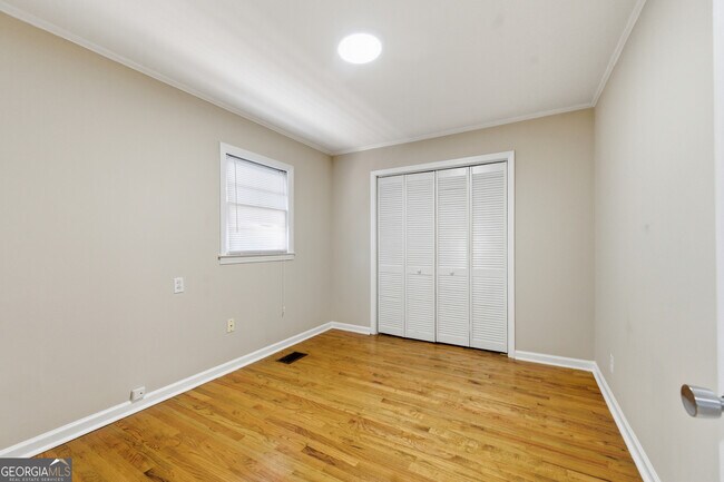 Building Photo - 1003 Valley Dr