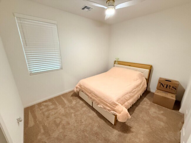 Building Photo - Gated NW community 5Bed