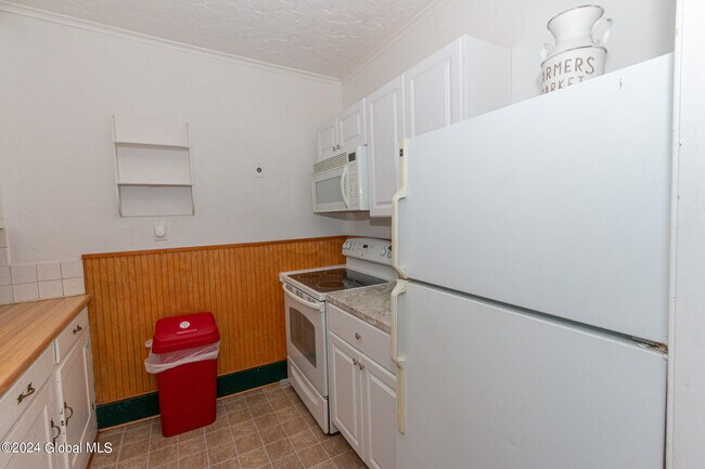 Building Photo - 461 N Main St