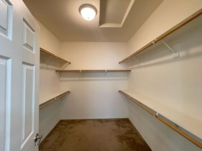 Building Photo - Carry Over Showing: This property has been...