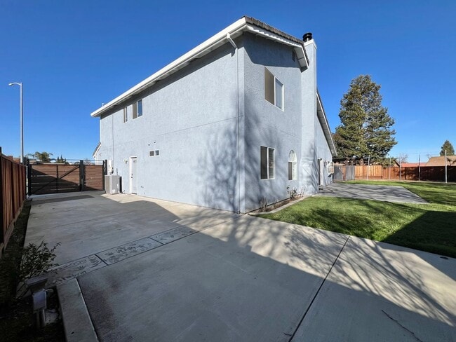 Building Photo - Large Hollister Home in Cul-de-sac