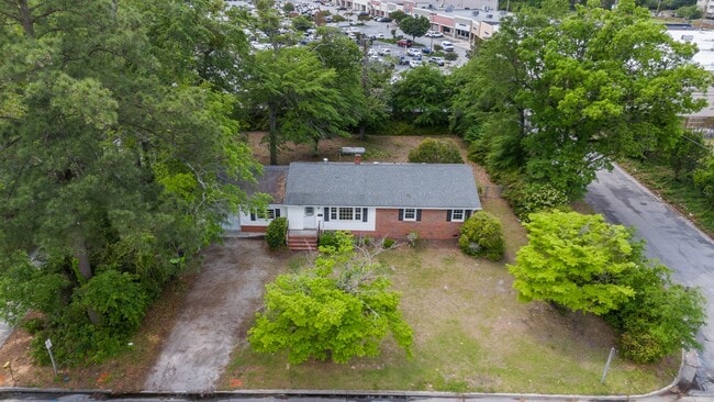 Building Photo - 607 Pinetree Dr