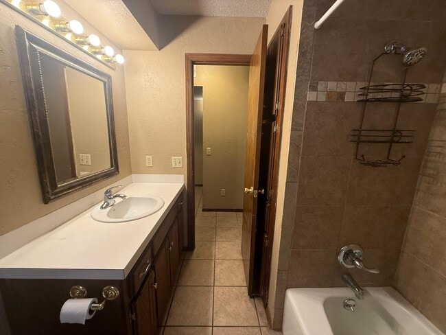 Building Photo - 313 W Pine Ave