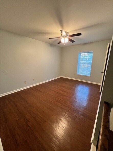 Building Photo - 503 E 6th St