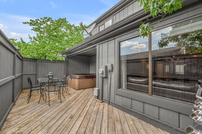 Building Photo - 500 Laketower Dr