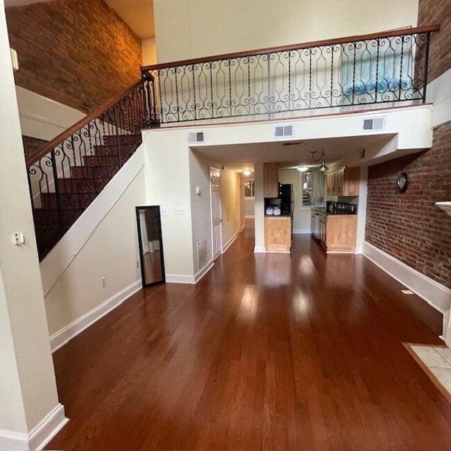 Building Photo - Logan/Shaw - Spacious 3 Bedroom, Two Bath Apartment