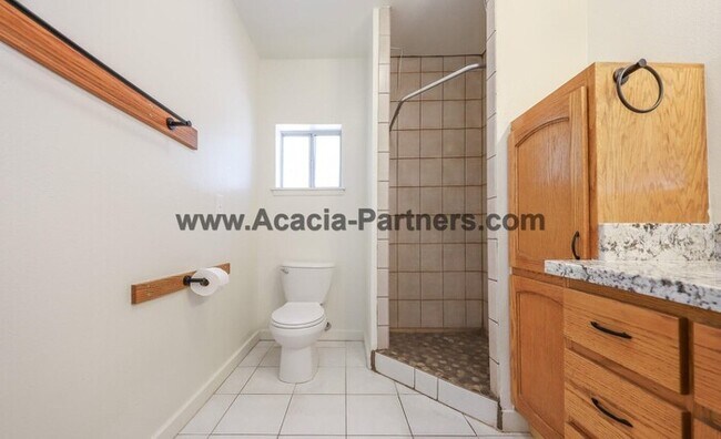 Building Photo - Historic Four Bedroom HOme