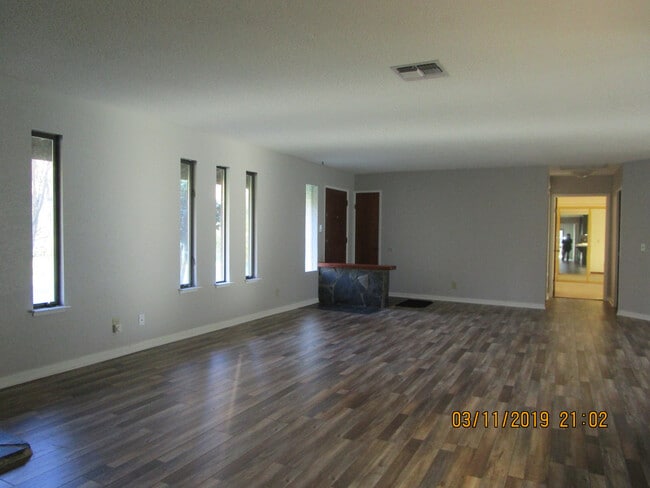 Building Photo - INCREDIBLE LOCATION!!! Quaint and Quiet an...