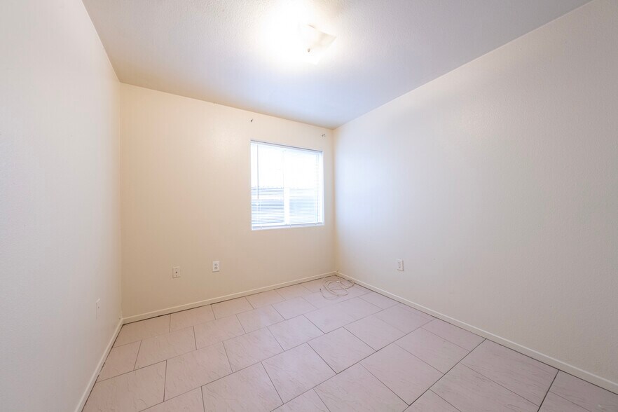 Building Photo - 5231 Huntington Dr N