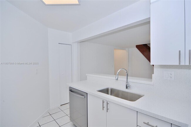 Building Photo - 9427 Fontainebleau Blvd