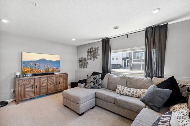 Building Photo - Rare End Unit 3Bed 3Bath Townhome in Rogers