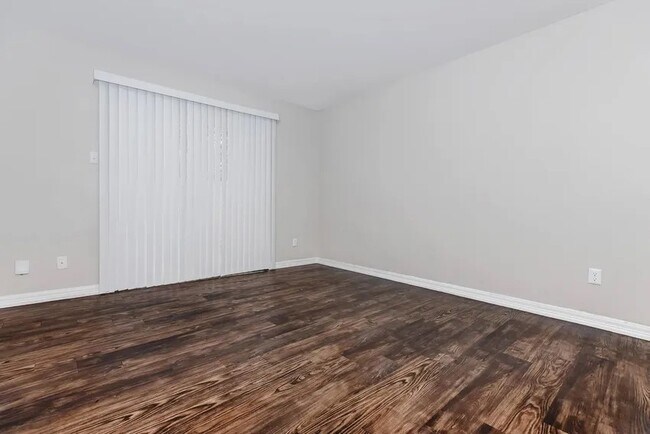 Building Photo - 4400 Memorial Dr