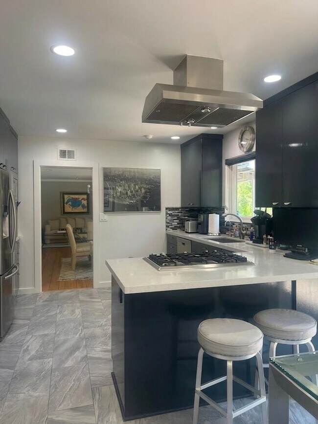 Building Photo - Beautiful One Level, 3 Bedroom, 3 Bathroom Tarzana Pool Home for Lease!