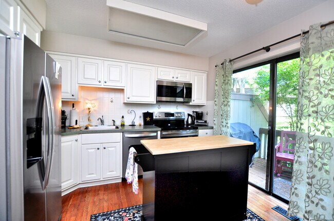 Building Photo - 16 Applewood Ln