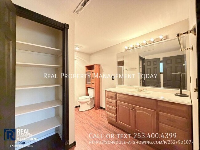 Building Photo - 1531 Vista Dr