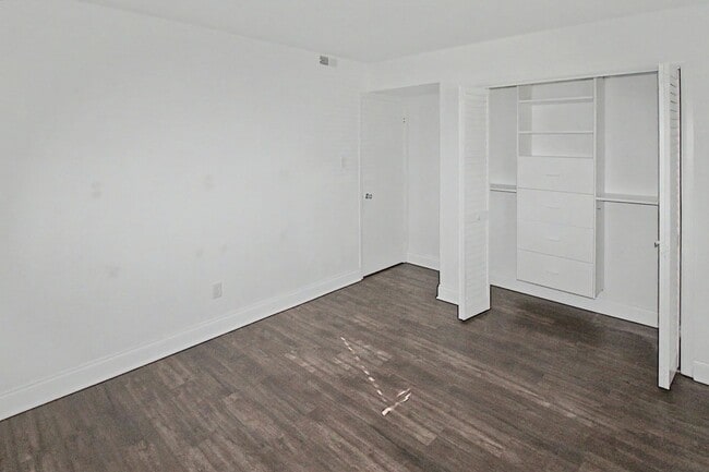 Building Photo - 2 Bedroom Condo In South Park!