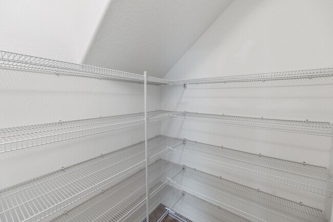 Building Photo - Beautiful 3/2.5 Energy Efficient Home in H...