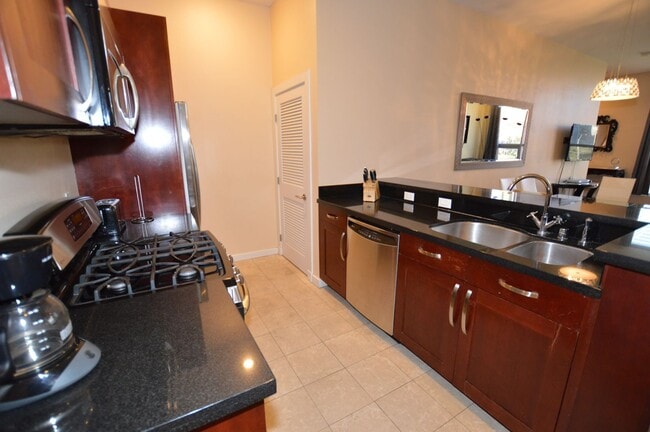 Building Photo - Panorama Towers / Villa Style Condo on two...