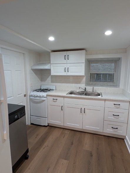 Building Photo - 4159 N Ridgeway Ave